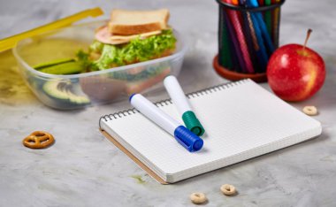 Geri okul kavramı, okul malzemeleri, bisküvi, paket öğle yemeği ve beslenme çantası beyaz Danışma, seçici odak, yakın çekim için.