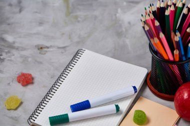 Geri okul kavramı, okul malzemeleri, bisküvi, paket öğle yemeği ve beslenme çantası beyaz yazı tahtası, seçici odak üzerinde.