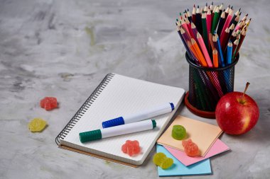 Geri okul kavramı, okul malzemeleri, bisküvi, paket öğle yemeği ve beslenme çantası beyaz yazı tahtası, seçici odak üzerinde.