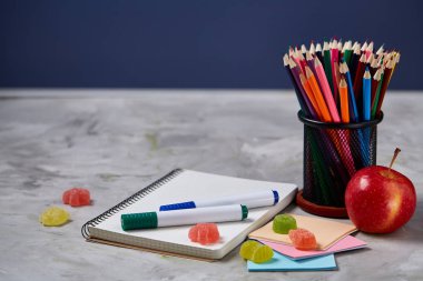 Geri okul kavramı, okul malzemeleri, bisküvi, paket öğle yemeği ve beslenme çantası beyaz yazı tahtası, seçici odak üzerinde.