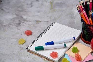 Geri okul kavramı, okul malzemeleri, bisküvi, paket öğle yemeği ve beslenme çantası beyaz yazı tahtası, seçici odak üzerinde.