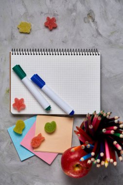 Geri okul kavramı, okul malzemeleri, bisküvi, paket öğle yemeği ve beslenme çantası beyaz yazı tahtası, seçici odak üzerinde.