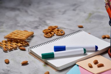 Geri okul kavramı, okul malzemeleri, bisküvi, paket öğle yemeği ve beslenme çantası beyaz yazı tahtası, seçici odak üzerinde.