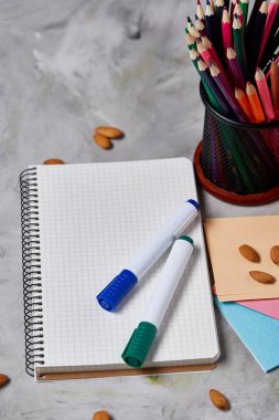 Geri okul kavramı, okul malzemeleri, bisküvi, paket öğle yemeği ve beslenme çantası beyaz yazı tahtası, seçici odak üzerinde.