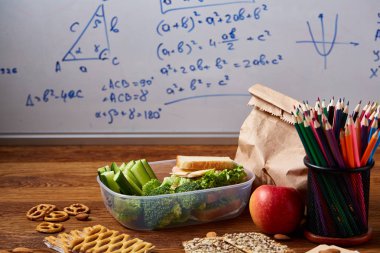 Geri okul kavramı, okul malzemeleri, bisküvi ve beslenme çantası ahşap Resepsiyon, seçici odak, yakın çekim için.