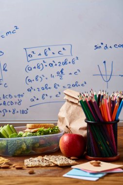 Geri okul kavramı, okul malzemeleri, bisküvi ve beslenme çantası ahşap Resepsiyon, seçici odak, yakın çekim için.