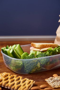 Geri okul kavramı, okul malzemeleri, bisküvi ve beslenme çantası ahşap Resepsiyon, seçici odak, yakın çekim için.