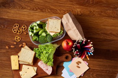 Jambonlu sandviç ahşap arka plan üzerinde scool beslenme çantası hazırlama, yakın çekim.