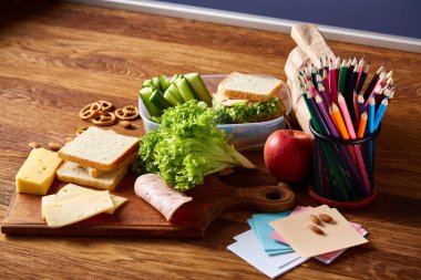 Geri okul kavramı, okul malzemeleri, bisküvi ve beslenme çantası ahşap Resepsiyon, seçici odak, yakın çekim için.