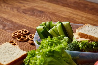 Geri okul kavramı, okul malzemeleri, bisküvi ve beslenme çantası ahşap Resepsiyon, seçici odak, yakın çekim için.