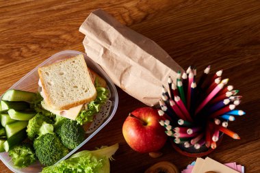 Geri okul kavramı, okul malzemeleri, bisküvi ve beslenme çantası ahşap Resepsiyon, seçici odak, yakın çekim için.