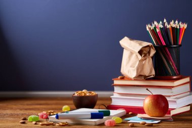 Geri okul kavramı, okul malzemeleri, bisküvi ve beslenme çantası ahşap Resepsiyon, seçici odak, yakın çekim için.