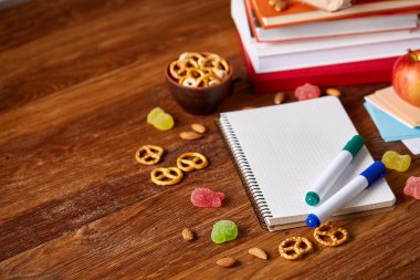 Okul öğle yemeği molası ile sağlıklı öğle yemeği kutusu ve okul malzemeleri ahşap masa, seçici odak kavramı.