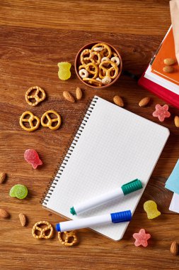 Okul öğle yemeği molası ile sağlıklı öğle yemeği kutusu ve okul malzemeleri ahşap masa, seçici odak kavramı.