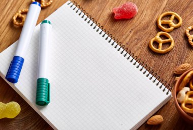 Okul öğle yemeği molası ile sağlıklı öğle yemeği kutusu ve okul malzemeleri ahşap masa, seçici odak kavramı.