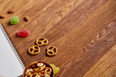 Okul öğle yemeği molası ile sağlıklı öğle yemeği kutusu ve okul malzemeleri ahşap masa, seçici odak kavramı.