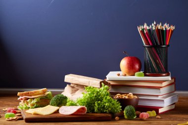 Geri okul kavramı, okul malzemeleri, bisküvi ve beslenme çantası ahşap Resepsiyon, seçici odak, yakın çekim için.