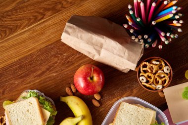 Jambonlu sandviç ahşap arka plan üzerinde scool beslenme çantası hazırlama, yakın çekim.