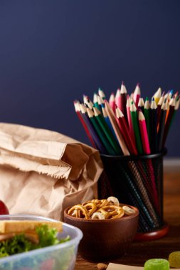 Geri okul kavramı, okul malzemeleri, bisküvi ve beslenme çantası ahşap Resepsiyon, seçici odak, yakın çekim için.