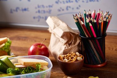 Jambonlu sandviç ahşap arka plan üzerinde scool beslenme çantası hazırlama, yakın çekim.