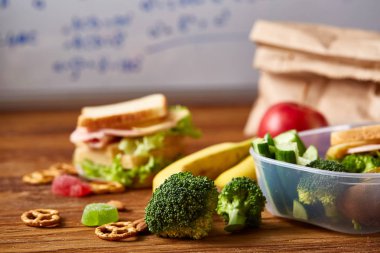 Jambonlu sandviç ahşap arka plan üzerinde scool beslenme çantası hazırlama, yakın çekim.