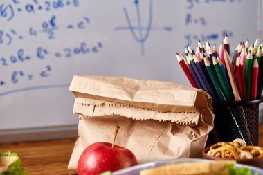 Jambonlu sandviç ahşap arka plan üzerinde scool beslenme çantası hazırlama, yakın çekim.