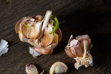 Sarımsak parçaları koyu siyah arka plan üzerine sığ derinliği alan, seçici odak, makro yakın çekim