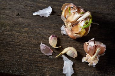 Sarımsak parçaları koyu siyah arka plan üzerine sığ derinliği alan, seçici odak, makro yakın çekim