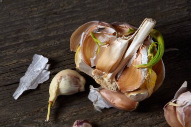 Sarımsak parçaları koyu siyah arka plan üzerine sığ derinliği alan, seçici odak, makro yakın çekim