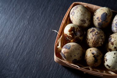 Bıldırcın yumurtası içinde bir vintage ahşap arka plan, üstten görünüm, seçici odak sille.