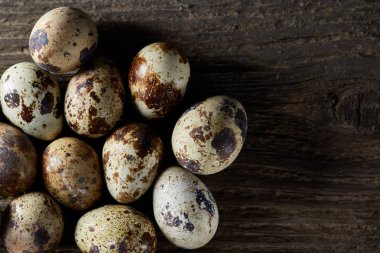 Seçici odak eski ahşap panoları, boşluk, arka plan üzerinde benekli bıldırcın yumurtası düzenlenmiş.