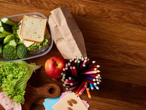 Broodjes ham voorbereiden scool lunchbox op houten achtergrond, close-up. — Stockfoto