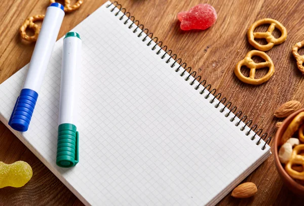 Okul öğle yemeği molası ile sağlıklı öğle yemeği kutusu ve okul malzemeleri ahşap masa, seçici odak kavramı.