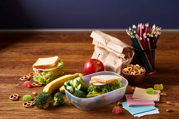 Preparazione di panini al prosciutto per scool Lunchbox su sfondo di legno, da vicino . — Foto Stock