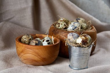 Bıldırcın yumurtası bir ahşap kase bir saf masa örtüsü, üstten görünüm, yakın çekim