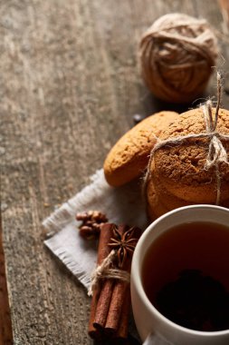 Geleneksel Noel çay bir fincan sıcak çay, kurabiye ve süslemeleri üzerinde ahşap bir masa, seçici odak konseptiyle