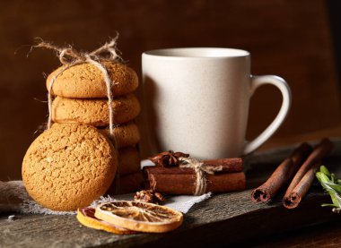 Geleneksel Noel çay bir fincan sıcak çay, kurabiye ve süslemeleri üzerinde ahşap bir masa, seçici odak konseptiyle