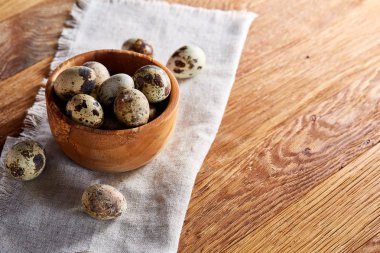 Yumurtalar bıldırcın, ahşap masa, yakın çekim, seçici odak saf bir peçeteye üzerinde yumurta ile kase