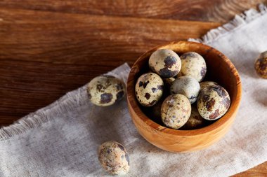 Yumurtalar bıldırcın, ahşap masa, yakın çekim, seçici odak saf bir peçeteye üzerinde yumurta ile kase