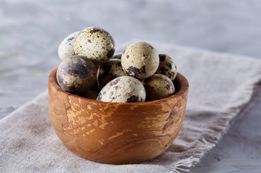 Yumurtalar bıldırcın, gri arka plan, yakın çekim, seçici odak saf bir peçeteye üzerinde yumurta ile kase