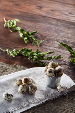 Bıldırcın yumurtası keten peçete ve Şimşir dal, seçici odak demet bahar bileşimi