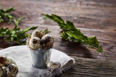 Bıldırcın yumurtası keten peçete ve Şimşir dal, seçici odak demet bahar bileşimi