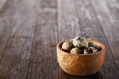 Kırsal natürmort kase yumurta bıldırcın tam ile yumurta saf peçeteye Şimşir ahşap arka plan, üstten görünüm