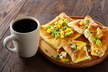 Sabah bir fincan kahve, breadsticks, meyve pasta ve ahşap zemin üzerine portakal konseptiyle.