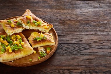 Sabah bir fincan kahve, breadsticks, meyve pasta ve ahşap zemin üzerine portakal konseptiyle.