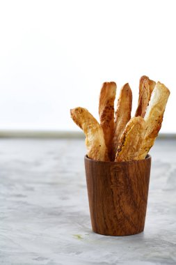 Continental Kahvaltı taze pasta, yeşillik ve içecekler üzerinde hafif dokulu arka plan, üstten görünüm,