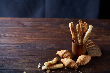 Puf hamur işleri koyu ahşap masa, yakın çekim, seçici odak, aydınlatma.