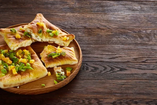 Sabah bir fincan kahve, breadsticks, meyve pasta ve ahşap zemin üzerine portakal konseptiyle.