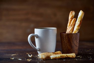 Kahve fincanı ve breadsticks bir eski ahşap arka plan, yakın çekim, seçici odak.