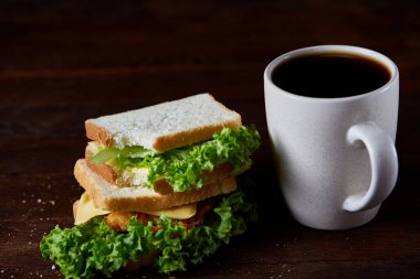 Lezzetli kahvaltı konsepti ile taze pasta, süt ve rustik ahşap arka plan, üstten görünüm üzerinde içecek şişe,